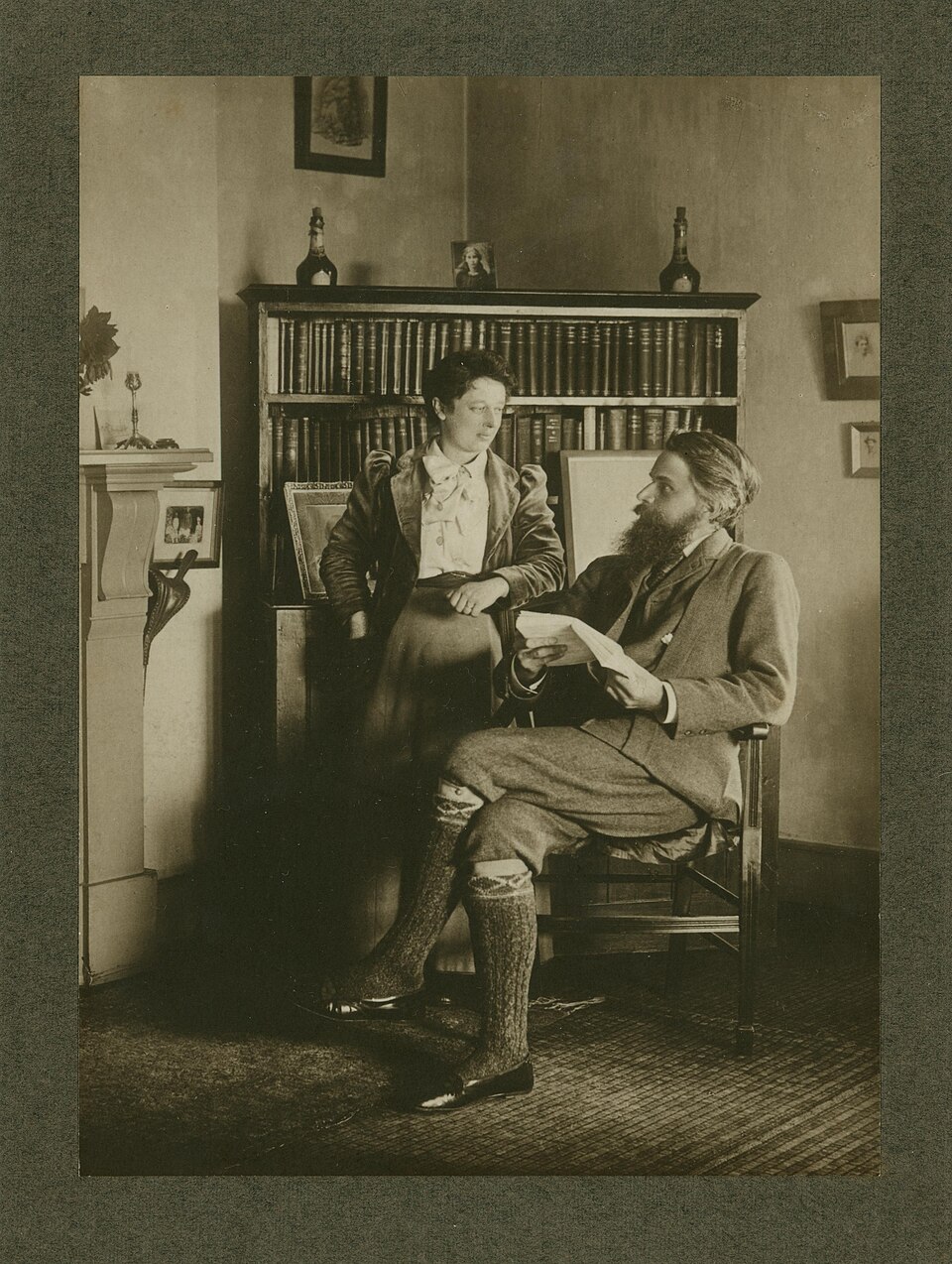 Edith Lees und Havelock Ellis in einem Bücherzimmer